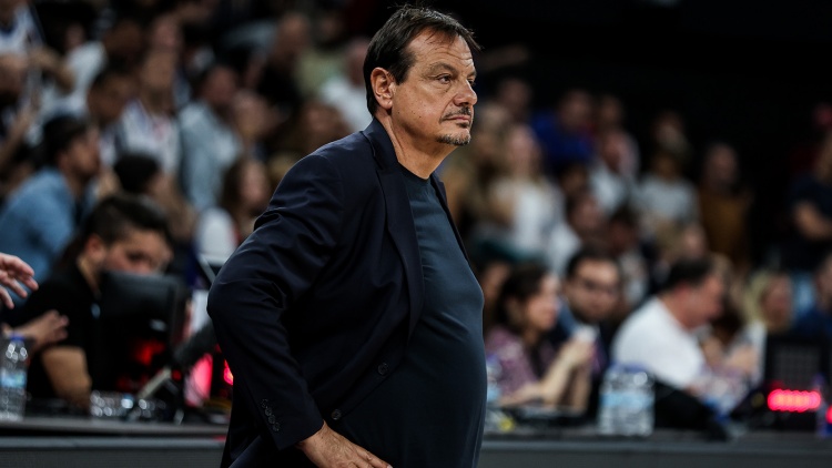 Ά&tau;&alpha;&mu;&alpha;&nu;: &laquo;&Sigma;&eta;&mu;&alpha;&nu;&tau;&iota;&kappa;ή &nu;ί&kappa;&eta; &gamma;&iota;&alpha; &tau;&omicron;&nu; &Pi;&alpha;&nu;&alpha;&theta;&eta;&nu;&alpha;ϊ&kappa;ό &ndash; &Omicron; &Sigma;&lambda;&omicron;ύ&kappa;&alpha;&sigmaf; ή&tau;&alpha;&nu; &tau;&omicron; &kappa;&lambda;&epsilon;&iota;&delta;ί, &omicron; Ό&sigma;&mu;&alpha;&nu; έ&kappa;&alpha;&nu;&epsilon; &mu;&alpha;&tau;&sigmaf; &kappa;&alpha;&rho;&iota;έ&rho;&alpha;&sigmaf;&raquo;