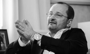 &Kappa;&Alpha;&Epsilon; &Pi;&alpha;&nu;&alpha;&theta;&eta;&nu;&alpha;ϊ&kappa;ό&sigmaf;: &laquo;&Beta;&alpha;&theta;&iota;ά &theta;&lambda;ί&psi;&eta; &gamma;&iota;&alpha; &tau;&omicron;&nu; &chi;&alpha;&mu;ό &tau;&omicron;&upsilon; &Pi;&alpha;&tau;&rho;ί&kappa; &Mu;&pi;ά&omicron;&upsilon;&mu;&alpha;&nu;&raquo; (pic)