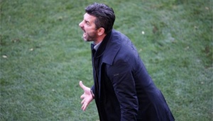 &laquo;&Pi;&alpha;ί&zeta;&epsilon;&tau;&epsilon; &gamma;&iota;&alpha; &nu;&alpha; &kappa;&epsilon;&rho;&delta;ί&zeta;&epsilon;&tau;&epsilon;&raquo;