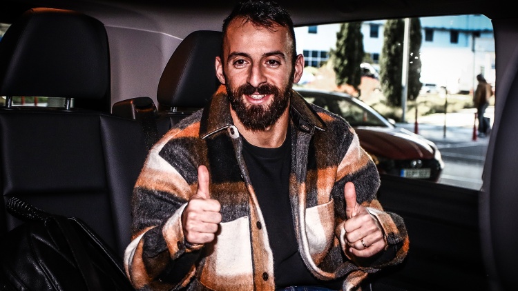 &Sigma;&iota;ώ&pi;&eta;&sigmaf;: &laquo;&Theta;&alpha; &delta;ώ&sigma;&omega; &kappa;&alpha;&iota; &tau;&eta;&nu; &psi;&upsilon;&chi;ή &mu;&omicron;&upsilon; &gamma;&iota;&alpha; &tau;&eta;&nu; &omicron;&mu;ά&delta;&alpha;, &tau;&omicron;&upsilon;&sigmaf; &sigma;&upsilon;&mu;&pi;&alpha;ί&kappa;&tau;&epsilon;&sigmaf; &mu;&omicron;&upsilon; &kappa;&alpha;&iota; &tau;&omicron;&nu; &kappa;ό&sigma;&mu;&omicron;&raquo;