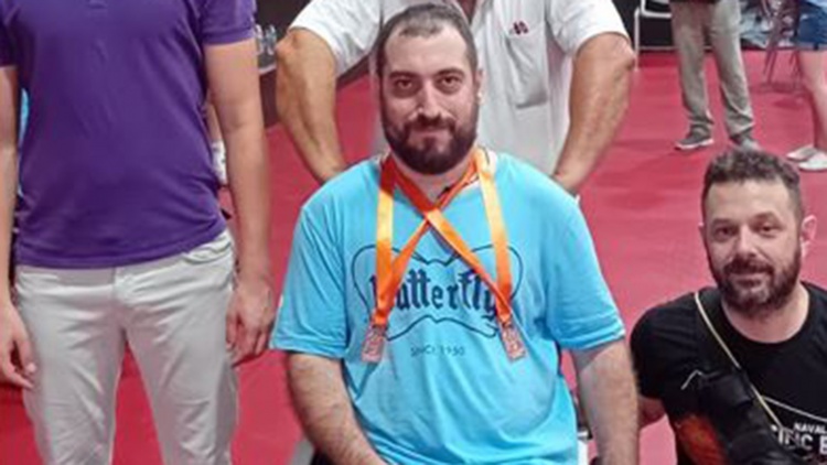 &Sigma;&tau;&omicron;&nu; &Pi;&alpha;&nu;&alpha;&theta;&eta;&nu;&alpha;ϊ&kappa;ό &omicron; &Delta;&alpha;&beta;&rho;ά&delta;&omicron;&sigmaf;