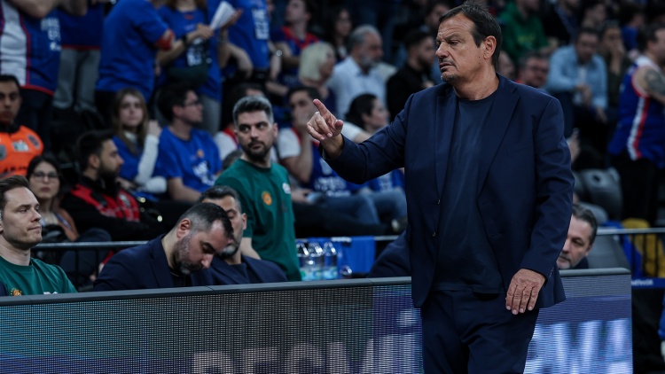&Alpha;&pi;&omicron;&chi;ώ&rho;&eta;&sigma;&epsilon; &alpha;&pi;ό &tau;&omicron; &gamma;ή&pi;&epsilon;&delta;&omicron; &omicron; Ά&tau;&alpha;&mu;&alpha;&nu;: &laquo;&Epsilon;&gamma;ώ &sigma;&alpha;&sigmaf; &pi;ή&rho;&alpha; &delta;ύ&omicron; &epsilon;&upsilon;&rho;&omega;&pi;&alpha;ϊ&kappa;ά&raquo; (vid)