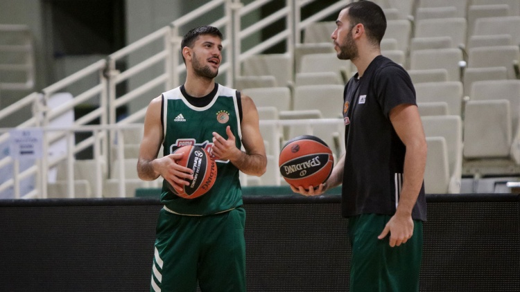 &Mu;&epsilon; &tau;&iota;&sigmaf; &gamma;&nu;&omega;&sigma;&tau;έ&sigmaf; &alpha;&pi;&omicron;&upsilon;&sigma;ί&epsilon;&sigmaf; &eta; 12ά&delta;&alpha; &tau;&omicron;&upsilon; &Pi;&alpha;&nu;&alpha;&theta;&eta;&nu;&alpha;ϊ&kappa;&omicron;ύ &kappa;ό&nu;&tau;&rho;&alpha; &sigma;&tau;&omicron;&nu; &Pi;&Alpha;&Omicron;&Kappa;