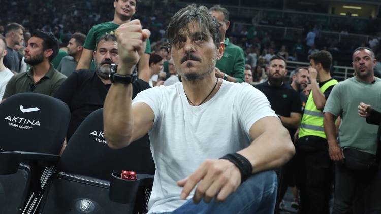 &Sigma;&tau;&omicron; &Omicron;&Alpha;&Kappa;&Alpha; &gamma;&iota;&alpha; &tau;&omicron;&nu; 5&omicron; &tau;&epsilon;&lambda;&iota;&kappa;ό &omicron; &Delta;. &Gamma;&iota;&alpha;&nu;&nu;&alpha;&kappa;ό&pi;&omicron;&upsilon;&lambda;&omicron;&sigmaf;: &laquo;&Pi;&alpha;&rho;&alpha;&kappa;&alpha;&lambda;ώ &sigma;&epsilon;&beta;&alpha;&sigma;&tau;&epsilon;ί&tau;&epsilon; &tau;&omicron;&nu; &alpha;&nu;&tau;ί&pi;&alpha;&lambda;&omicron;&raquo;
