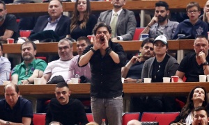 &Gamma;&iota;&alpha;&nu;&nu;&alpha;&kappa;ό&pi;&omicron;&upsilon;&lambda;&omicron;&sigmaf;: &laquo;&Mu;&pi;&epsilon;&rho;&tau;&omicron;&mu;έ&omicron;&upsilon; ά&nu;&tau;&epsilon; &gamma;@&mu;ή&sigma;&omicron;&upsilon;&raquo;