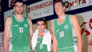 1993-1994: &Omicron; &Pi;&alpha;&nu;&alpha;&theta;&eta;&nu;&alpha;ϊ&kappa;ό&sigmaf; &sigma;&tau;έ&lambda;&nu;&epsilon;&iota; έ&nu;&alpha; &xi;&epsilon;&kappa;ά&theta;&alpha;&rho;&omicron; &mu;ή&nu;&upsilon;&mu;&alpha; &sigma;&tau;&eta;&nu; &Epsilon;&upsilon;&rho;ώ&pi;&eta; (vid)