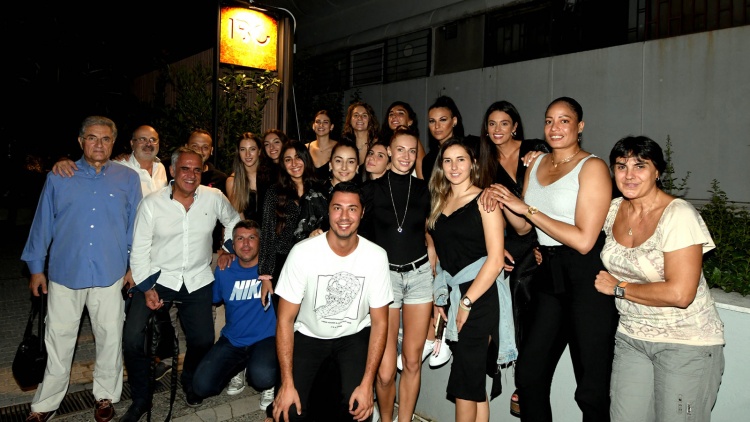 &Omicron;&iota;&kappa;&omicron;&gamma;&epsilon;&nu;&epsilon;&iota;&alpha;&kappa;ό &delta;&epsilon;ί&pi;&nu;&omicron; &gamma;&iota;&alpha; &tau;&alpha; &laquo;&phi;ί&nu;&alpha; &kappa;&omicron;&rho;ί&tau;&sigma;&iota;&alpha;&raquo; (pics)