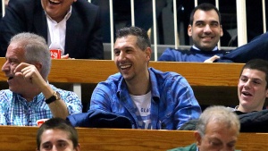 &Sigma;&tau;&omicron; &Mu;ό&nu;&alpha;&chi;&omicron; &gamma;&iota;&alpha; &tau;&omicron; PAO Alive &omicron;&iota; &Beta;&alpha;&zeta;έ&chi;&alpha;, &Delta;&iota;&alpha;&mu;&alpha;&nu;&tau;ί&delta;&eta;&sigmaf; &kappa;&alpha;&iota; &Alpha;&lambda;&beta;έ&rho;&tau;&eta;&sigmaf;