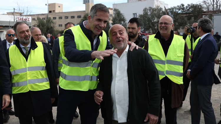&Mu;&pi;&alpha;&kappa;&omicron;&gamma;&iota;ά&nu;&nu;&eta;&sigmaf;: &laquo;&Pi;&rho;&omicron;&chi;&omega;&rho;ά&mu;&epsilon; &mu;&epsilon; &tau;&omicron; &Beta;&omicron;&tau;&alpha;&nu;&iota;&kappa;ό - &Delta;&epsilon;&nu; &kappa;ά&nu;&omicron;&upsilon;&mu;&epsilon; &alpha;&pi;&lambda;ά &chi;&omega;&mu;&alpha;&tau;&omicron;&upsilon;&rho;&gamma;&iota;&kappa;έ&sigmaf; &epsilon;&rho;&gamma;&alpha;&sigma;ί&epsilon;&sigmaf;&raquo;
