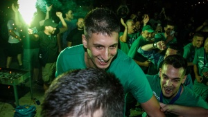 &Pi;&epsilon;&lambda;&epsilon;&kappa;&omicron;ύ&delta;&alpha;&sigmaf;: &laquo;&Kappa;&alpha;&tau;έ&kappa;&tau;&eta;&sigma;&alpha; &tau;&omicron; &pi;&rho;&omega;&tau;ά&theta;&lambda;&eta;&mu;&alpha; &mu;&epsilon; &tau;&eta;&nu; &omicron;&iota;&kappa;&omicron;&gamma;έ&nu;&epsilon;&iota;ά &mu;&omicron;&upsilon;&raquo;
