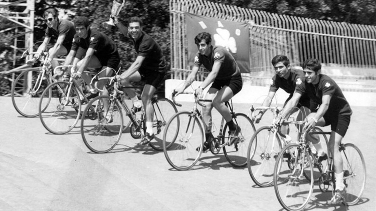 To 1965 &eta; 8&eta; &pi;&iota;&omicron; &pi;&alpha;&rho;&alpha;&gamma;&omega;&gamma;&iota;&kappa;ή &sigma;&epsilon;&zeta;ό&nu; &tau;&omicron;&upsilon; &Pi;&alpha;&nu;&alpha;&theta;&eta;&nu;&alpha;ϊ&kappa;&omicron;ύ &sigma;&epsilon; &tau;ί&tau;&lambda;&omicron;&upsilon;&sigmaf;