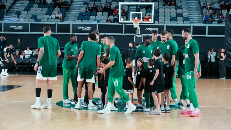 &Eta; &epsilon;ί&sigma;&omicron;&delta;&omicron;&sigmaf; &tau;&omicron;&upsilon; &Pi;&alpha;&nu;&alpha;&theta;&eta;&nu;&alpha;ϊ&kappa;&omicron;ύ &sigma;&tau;&eta;&nu; John Cain Arena έ&gamma;&iota;&nu;&epsilon; &mu;&alpha;&zeta;ί &mu;&epsilon; &pi;&alpha;&iota;&delta;&iota;ά &tau;&eta;&sigmaf; &omicron;&mu;&omicron;&gamma;έ&nu;&epsilon;&iota;&alpha;&sigmaf; (vid)