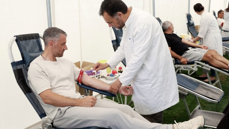&Mu;&epsilon;&gamma;ά&lambda;&eta; &sigma;&upsilon;&mu;&mu;&epsilon;&tau;&omicron;&chi;ή &sigma;&tau;&eta;&nu; &epsilon;&theta;&epsilon;&lambda;&omicron;&nu;&tau;&iota;&kappa;ή &alpha;&iota;&mu;&omicron;&delta;&omicron;&sigma;ί&alpha; &tau;&eta;&sigmaf; &Pi;&Alpha;&Epsilon; &Pi;&alpha;&nu;&alpha;&theta;&eta;&nu;&alpha;ϊ&kappa;ό&sigmaf; &sigma;&tau;&eta; &Lambda;&epsilon;&omega;&phi;ό&rho;&omicron;