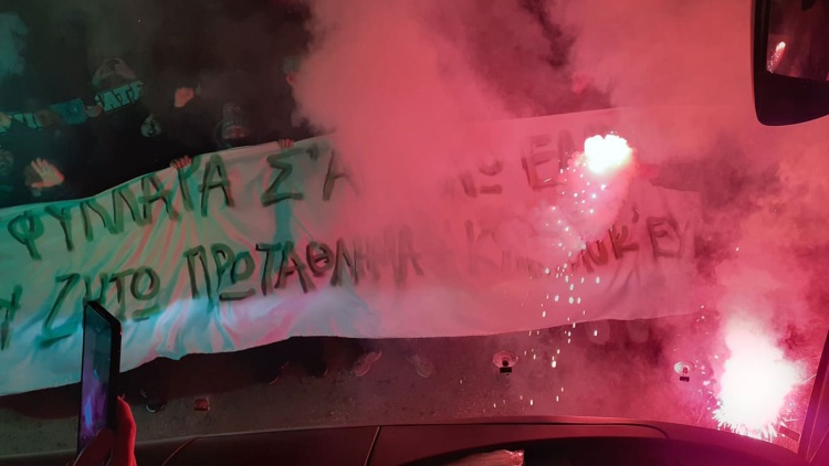 &Alpha;&pi;&omicron;&theta;&epsilon;ώ&theta;&eta;&kappa;&alpha;&nu; &tau;&alpha; &laquo;&phi;ί&nu;&alpha; &kappa;&omicron;&rho;ί&tau;&sigma;&iota;&alpha;&raquo; &sigma;&tau;&eta; &Lambda;&epsilon;&omega;&phi;ό&rho;&omicron;! (vid)