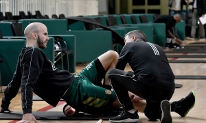 &Mu;&epsilon; &Kappa;&alpha;&lambda;ά&theta;&eta; &kappa;&alpha;&iota; &Pi;&alpha;&pi;&alpha;&pi;έ&tau;&rho;&omicron;&upsilon; &kappa;ό&nu;&tau;&rho;&alpha; &sigma;&tau;&eta; &Phi;&epsilon;&nu;έ&rho; &omicron; &Pi;&alpha;&nu;&alpha;&theta;&eta;&nu;&alpha;ϊ&kappa;ό&sigmaf;