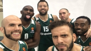 &Omicron;&iota; selfies &tau;&eta;&sigmaf; Media Day (pics)