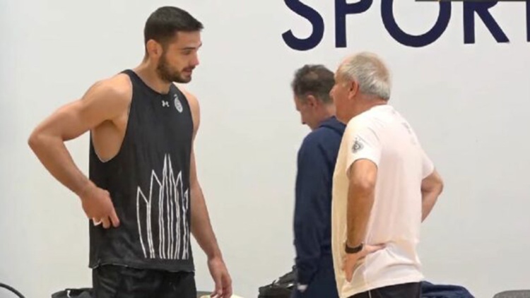 &Pi;&alpha;&pi;&alpha;&pi;έ&tau;&rho;&omicron;&upsilon;: &laquo;&Iota;&delta;&iota;&alpha;ί&tau;&epsilon;&rho;&omicron; &pi;&alpha;&iota;&chi;&nu;ί&delta;&iota; &gamma;&iota;&alpha; &mu;έ&nu;&alpha; &mu;&epsilon; &tau;&omicron;&nu; &Pi;&alpha;&nu;&alpha;&theta;&eta;&nu;&alpha;ϊ&kappa;ό&raquo;
