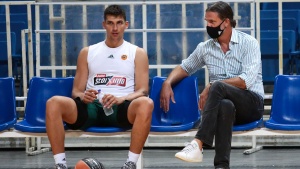 &Mu;ή&tau;&omicron;&gamma;&lambda;&omicron;&upsilon;: &laquo;&Mu;&epsilon; &tau;&eta; &delta;&omicron;&upsilon;&lambda;&epsilon;&iota;ά &mu;&alpha;&sigmaf; &nu;&alpha; &epsilon;&pi;&alpha;&nu;&alpha;&phi;έ&rho;&omicron;&upsilon;&mu;&epsilon; &tau;&eta;&nu; &omicron;&mu;ά&delta;&alpha; &sigma;&tau;&eta;&nu; &kappa;&omicron;&rho;&upsilon;&phi;ή&raquo; (vid)