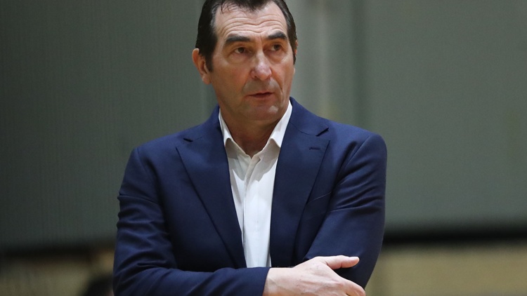 &Alpha;&nu;&delta;&rho;&epsilon;ό&pi;&omicron;&upsilon;&lambda;&omicron;&sigmaf;: &laquo;Ό&tau;&alpha;&nu; &tau;&omicron; &sigma;έ&rho;&beta;&iota;&sigmaf; &mu;&alpha;&sigmaf; &beta;&rho;ή&kappa;&epsilon; &kappa;&alpha;&lambda;ύ&tau;&epsilon;&rho;&omicron; &rho;&upsilon;&theta;&mu;ό &pi;&epsilon;&tau;ύ&chi;&alpha;&mu;&epsilon; &mu;&iota;&alpha; &nu;ί&kappa;&eta; ό&pi;&omega;&sigmaf; έ&pi;&rho;&epsilon;&pi;&epsilon;&raquo;