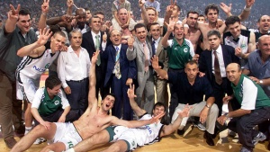 &Theta;&upsilon;&mu;ή&theta;&eta;&kappa;&epsilon; &tau;&omicron; 4&omicron; &sigma;&epsilon;&rho;ί &pi;&rho;&omega;&tau;ά&theta;&lambda;&eta;&mu;&alpha; &tau;&omicron;&upsilon; 2001 &omicron; &Pi;&alpha;&nu;&alpha;&theta;&eta;&nu;&alpha;ϊ&kappa;ό&sigmaf; (vid)