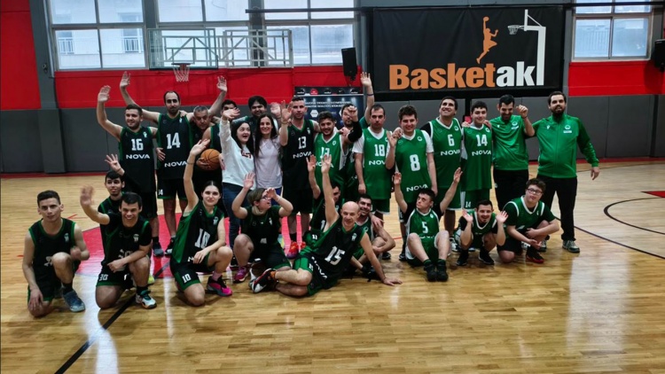 &Mu;&pi;ά&sigma;&kappa;&epsilon;&tau; &Nu;.&Alpha;.: &Sigma;&tau;&omicron;&nu; &tau;&epsilon;&lambda;&iota;&kappa;ό &tau;&omicron;&upsilon; Basketaki &gamma;&iota;&alpha; 3&eta; &sigma;&epsilon;&rho;ί &chi;&rho;&omicron;&nu;&iota;ά &omicron; &Pi;&alpha;&nu;&alpha;&theta;&eta;&nu;&alpha;ϊ&kappa;ό&sigmaf;