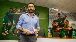 &Nu;&tau;&alpha;&mu;&pi;ί&zeta;&alpha;&sigmaf;: &laquo;&Sigma;&tau;&omicron; &pi;&omicron;&delta;ό&sigma;&phi;&alpha;&iota;&rho;&omicron; &pi;&rho;έ&pi;&epsilon;&iota; &nu;&alpha; &epsilon;ί&mu;&alpha;&sigma;&tau;&epsilon; &rho;&epsilon;&alpha;&lambda;&iota;&sigma;&tau;έ&sigmaf;&raquo;