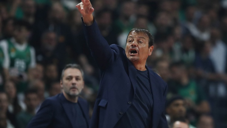 Ά&tau;&alpha;&mu;&alpha;&nu; &gamma;&iota;&alpha; &Mu;&pi;ά&nu;&kappa;&iota;: &laquo;&Sigma;&iota;&chi;&alpha;ί&nu;&omicron;&mu;&alpha;&iota; &tau;&omicron;&upsilon;&sigmaf; &alpha;&nu;&theta;&rho;ώ&pi;&omicron;&upsilon;&sigmaf; &pi;&omicron;&upsilon; &gamma;&epsilon;&lambda;ά&nu;&epsilon; &mu;&pi;&rho;&omicron;&sigma;&tau;ά &sigma;&omicron;&upsilon; &kappa;&alpha;&iota; &kappa;ά&nu;&omicron;&upsilon;&nu; ά&lambda;&lambda;&alpha; &pi;&rho;ά&gamma;&mu;&alpha;&tau;&alpha; &pi;ί&sigma;&omega; &alpha;&pi;ό &tau;&eta;&nu; &pi;&lambda;ά&tau;&eta; &sigma;&omicron;&upsilon;&raquo;