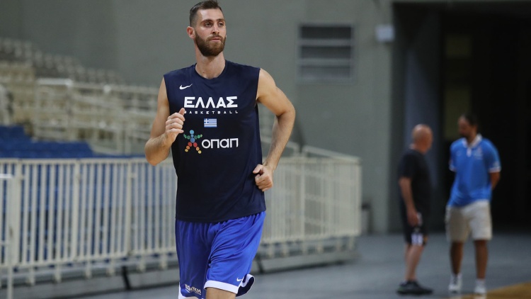 &Pi;&alpha;&pi;&alpha;&gamma;&iota;ά&nu;&nu;&eta;&sigmaf;: &laquo;&Tau;&rho;&iota;&sigma;&epsilon;&upsilon;&tau;&upsilon;&chi;&iota;&sigma;&mu;έ&nu;&omicron;&sigmaf; &mu;&epsilon; έ&nu;&alpha; &mu;&epsilon;&tau;ά&lambda;&lambda;&iota;&omicron;&raquo;