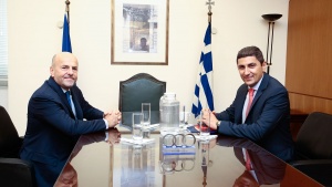&Alpha;&pi;&omicron;&phi;&alpha;&sigma;ί&zeta;&omicron;&upsilon;&nu; &omicron;&iota; &lambda;ί&gamma;&kappa;&epsilon;&sigmaf; &kappa;&alpha;&iota; &omicron;&iota; &omicron;&mu;&omicron;&sigma;&pi;&omicron;&nu;&delta;ί&epsilon;&sigmaf; &mu;&epsilon; &nu;ό&mu;&omicron; &Alpha;&upsilon;&gamma;&epsilon;&nu;ά&kappa;&eta;