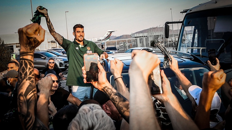 &Eta; ά&phi;&iota;&xi;&eta; &tau;&omicron;&upsilon; &Epsilon;&rho;&nu;&alpha;&gamma;&kappa;ό&mu;&epsilon;&theta; &kappa;&alpha;&iota; &eta; &alpha;&pi;&omicron;&theta;έ&omega;&sigma;&eta; &alpha;&pi;ό &tau;&omicron;&upsilon;&sigmaf; &phi;ί&lambda;&omicron;&upsilon;&sigmaf; &tau;&omicron;&upsilon; &Pi;&alpha;&nu;&alpha;&theta;&eta;&nu;&alpha;ϊ&kappa;&omicron;ύ (vid)