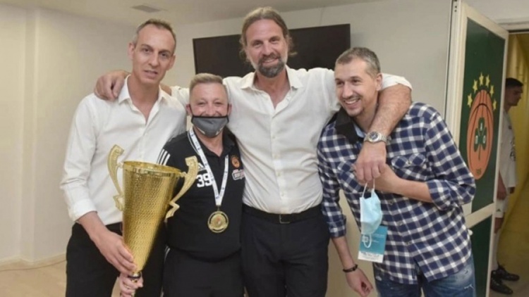 &Alpha;&pi;&omicron;&chi;ώ&rho;&eta;&sigma;&epsilon; &omicron; &epsilon;&pi;&iota; 27 &chi;&rho;ό&nu;&iota;&alpha; &phi;&upsilon;&sigma;&iota;&omicron;&theta;&epsilon;&rho;&alpha;&pi;&epsilon;&upsilon;&tau;ή&sigmaf; &tau;&omicron;&upsilon; &laquo;&tau;&rho;&iota;&phi;&upsilon;&lambda;&lambda;&iota;&omicron;ύ&raquo; (pic)