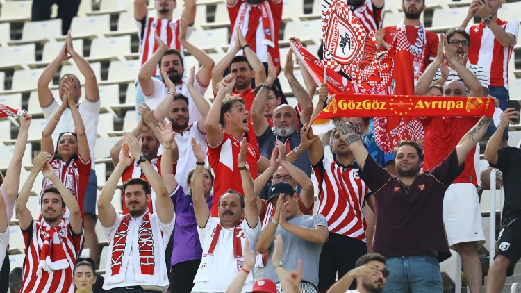 &Sigma;ά&mu;&sigma;&omicron;&upsilon;&nu;&sigma;&pi;&omicron;&rho;-&Pi;&alpha;&nu;&alpha;&theta;&eta;&nu;&alpha;ϊ&kappa;ό&sigmaf;: &Alpha;&pi;&alpha;&gamma;ό&rho;&epsilon;&upsilon;&sigma;&eta; &sigma;&epsilon; &kappa;&omicron;&rho;&epsilon;ό &mu;&epsilon; &tau;&omicron;&nu; &Kappa;&epsilon;&mu;ά&lambda; &alpha;&pi;ό &tau;&eta;&nu; UEFA &kappa;&alpha;&iota; &tau;&iota;&sigmaf; &tau;&omicron;&pi;&iota;&kappa;έ&sigmaf; &alpha;&rho;&chi;έ&sigmaf;