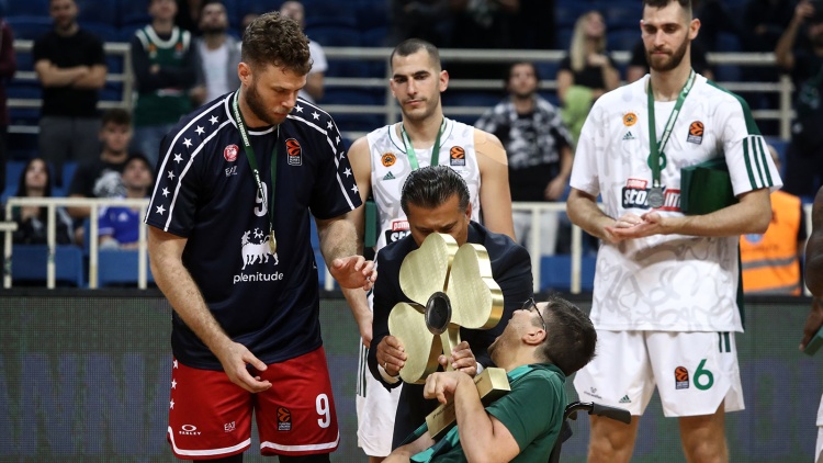 &Omicron;&iota; &kappa;&alpha;&lambda;ύ&tau;&epsilon;&rho;&epsilon;&sigmaf; &sigma;&tau;&iota;&gamma;&mu;έ&sigmaf; &tau;&omicron;&upsilon; 4&omicron;&upsilon; &tau;&omicron;&upsilon;&rho;&nu;&omicron;&upsilon;ά &laquo;&Pi;&alpha;ύ&lambda;&omicron;&sigmaf; &Gamma;&iota;&alpha;&nu;&nu;&alpha;&kappa;ό&pi;&omicron;&upsilon;&lambda;&omicron;&sigmaf;&raquo; (vid)