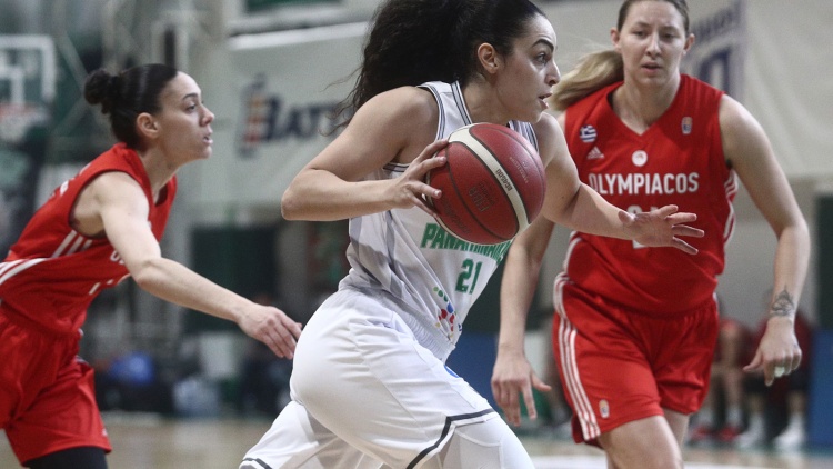 &Chi;&rho;&iota;&sigma;&tau;&iota;&nu;ά&kappa;&eta;: &laquo;&Delta;&epsilon;&nu; ή&mu;&omicron;&upsilon;&nu; &epsilon;&gamma;ώ &eta; &pi;&rho;&omega;&tau;&alpha;&gamma;&omega;&nu;ί&sigma;&tau;&rho;&iota;&alpha;, ή&tau;&alpha;&nu; ό&lambda;&eta; &eta; &omicron;&mu;ά&delta;&alpha;&raquo;