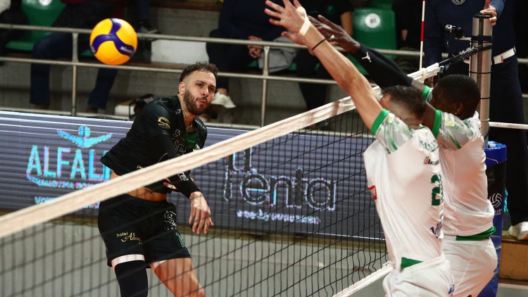 Final 4 &Kappa;&upsilon;&pi;έ&lambda;&lambda;&omicron;&upsilon;: &laquo;&Mu;&pi;&lambda;ό&kappa;&omicron;&raquo; &Beta;&rho;&omicron;ύ&tau;&sigma;&eta; &sigma;&tau;&omicron;&upsilon;&sigmaf; &omicron;&pi;&alpha;&delta;&omicron;ύ&sigmaf; &tau;&omega;&nu; &tau;&epsilon;&sigma;&sigma;ά&rho;&omega;&nu; &omicron;&mu;ά&delta;&omega;&nu;!