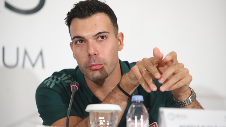&Sigma;&lambda;&omicron;ύ&kappa;&alpha;&sigmaf;: &laquo;&Epsilon;ί&nu;&alpha;&iota; &sigma;&pi;έ&sigma;&iota;&alpha;&lambda; &alpha;&upsilon;&tau;ό &tau;&omicron; &tau;&omicron;&upsilon;&rho;&nu;&omicron;&upsilon;ά - &Epsilon;ί&mu;&alpha;&sigma;&tau;&epsilon; &epsilon;&delta;ώ &gamma;&iota;&alpha; &tau;&omicron; &mu;έ&lambda;&lambda;&omicron;&nu;&raquo;
