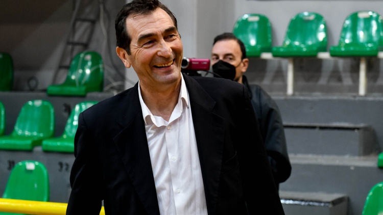 &Alpha;&nu;&delta;&rho;&epsilon;ό&pi;&omicron;&upsilon;&lambda;&omicron;&sigmaf;: &laquo;&Alpha;&nu;&tau;&epsilon;&pi;&epsilon;&xi;ή&lambda;&theta;&alpha;&mu;&epsilon; &pi;&lambda;ή&rho;&omega;&sigmaf;&raquo;