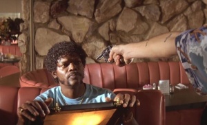 &Mu;&epsilon; Pulp Fiction &tau;&rho;&omicron;&mu;&epsilon;&rho;ό &sigma;&pi;&omicron;&tau; &tau;&omicron;&upsilon; &Pi;&alpha;&nu;&alpha;&theta;&eta;&nu;&alpha;ϊ&kappa;&omicron;ύ (vid)