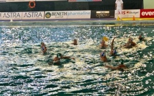 &Sigma;&upsilon;&nu;έ&chi;&iota;&sigma;&alpha;&nu; &mu;&epsilon; &nu;ί&kappa;&eta; &omicron;&iota; &Pi;&alpha;ί&delta;&epsilon;&sigmaf;