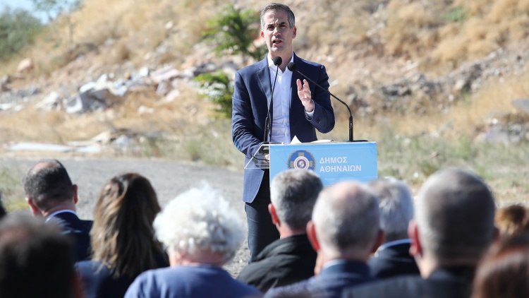 &Mu;&pi;&alpha;&kappa;&omicron;&gamma;&iota;ά&nu;&nu;&eta;&sigmaf;: &laquo;&Tau;&omicron; &mu;έ&lambda;&lambda;&omicron;&nu; ά&rho;&chi;&iota;&sigma;&epsilon;. &Eta; &alpha;&rho;έ&nu;&alpha; &tau;&omicron;&upsilon; &Pi;&alpha;&nu;&alpha;&theta;&eta;&nu;&alpha;ϊ&kappa;&omicron;ύ &delta;&eta;&mu;&omicron;&pi;&rho;&alpha;&tau;ή&theta;&eta;&kappa;&epsilon;&raquo;