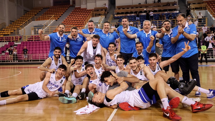 &Sigma;&upsilon;&gamma;&chi;&alpha;&rho;&eta;&tau;ή&rho;&iota;&alpha; &alpha;&pi;ό &tau;&omicron;&nu; &Pi;&alpha;&nu;&alpha;&theta;&eta;&nu;&alpha;ϊ&kappa;ό &sigma;&tau;&eta;&nu; &Epsilon;&theta;&nu;&iota;&kappa;ή &Nu;έ&omega;&nu; (pics)