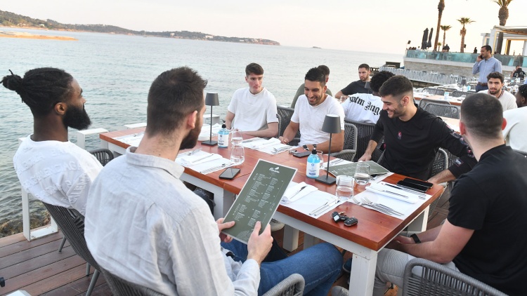 &Omicron;&iota;&kappa;&omicron;&gamma;&epsilon;&nu;&epsilon;&iota;&alpha;&kappa;ό &delta;&epsilon;ί&pi;&nu;&omicron; &pi;&rho;&iota;&nu; &tau;&alpha; Play Off &sigma;&tau;&omicron; &laquo;&tau;&rho;&iota;&phi;ύ&lambda;&lambda;&iota;&raquo; (pics)