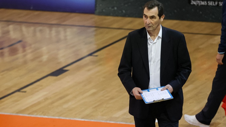 &Alpha;&nu;&delta;&rho;&epsilon;ό&pi;&omicron;&upsilon;&lambda;&omicron;&sigmaf;: &laquo;&Kappa;&alpha;&lambda;ύ&tau;&epsilon;&rho;&omicron; &alpha;&pi;ό &tau;&omicron; &alpha;&nu;&alpha;&mu;&epsilon;&nu;ό&mu;&epsilon;&nu;&omicron; &tau;&omicron; &xi;&epsilon;&kappa;ί&nu;&eta;&mu;ά &mu;&alpha;&sigmaf;&raquo;