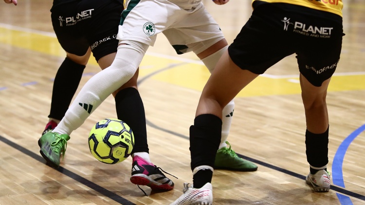 Futsal &Gamma;&upsilon;&nu;&alpha;&iota;&kappa;ώ&nu;: &Tau;&rho;&iota;&pi;&lambda;ή &alpha;&nu;&alpha;&nu;έ&omega;&sigma;&eta; &sigma;&tau;&omicron;&nu; &Pi;&alpha;&nu;&alpha;&theta;&eta;&nu;&alpha;ϊ&kappa;ό &mu;&epsilon; &Delta;&rho;&alpha;&kappa;&omicron;&pi;&omicron;ύ&lambda;&omicron;&upsilon;, &Kappa;&epsilon;&phi;&alpha;&lambda;ά &kappa;&alpha;&iota; &Mu;&pi;&alpha;&tau;&zeta;ά&kappa;&alpha;
