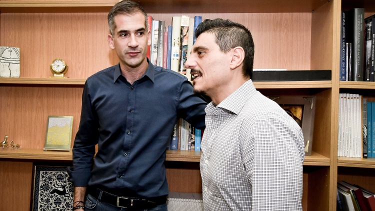 &Mu;&pi;&alpha;&kappa;&omicron;&gamma;&iota;ά&nu;&nu;&eta;&sigmaf;: &laquo;&Tau;&eta;&nu; &Pi;&alpha;&rho;&alpha;&sigma;&kappa;&epsilon;&upsilon;ή &eta; &sigma;&upsilon;&nu;ά&nu;&tau;&eta;&sigma;&eta; &mu;&epsilon; &tau;&eta;&nu; &Kappa;&Alpha;&Epsilon; &gamma;&iota;&alpha; &tau;&omicron; &gamma;ή&pi;&epsilon;&delta;&omicron; &mu;&pi;ά&sigma;&kappa;&epsilon;&tau;&raquo;