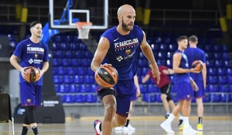 &Kappa;&alpha;&lambda;ά&theta;&eta;&sigmaf;: &laquo;&Pi;&rho;ώ&tau;&eta; &phi;&omicron;&rho;ά &pi;&omicron;&upsilon; &pi;&alpha;ί&zeta;&omega; &kappa;ό&nu;&tau;&rho;&alpha; &sigma;&tau;&omicron;&nu; &Pi;&alpha;&nu;&alpha;&theta;&eta;&nu;&alpha;ϊ&kappa;ό&raquo;