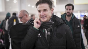 &Pi;&iota;&tau;ί&nu;&omicron;: &laquo;&Theta;&alpha; &pi;&alpha;ί&xi;&epsilon;&iota; &omicron; &Gamma;&kappa;&iota;&sigma;&tau;, &sigma;&epsilon; &mu;ί&alpha; &epsilon;&beta;&delta;&omicron;&mu;ά&delta;&alpha; &omicron; &Lambda;ά&nu;&gamma;&kappa;&phi;&omicron;&rho;&nu;&tau;&raquo;