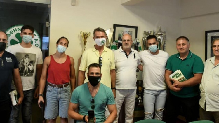 &Mu;&epsilon; &tau;&iota;&sigmaf; &epsilon;&upsilon;&chi;έ&sigmaf; &tau;&omicron;&upsilon; &Epsilon;&rho;&alpha;&sigma;&iota;&tau;έ&chi;&nu;&eta; &omicron;&iota; &laquo;&pi;&rho;ά&sigma;&iota;&nu;&omicron;&iota;&raquo; &tau;&omicron;&upsilon; &Tau;ό&kappa;&iota;&omicron; (pics)