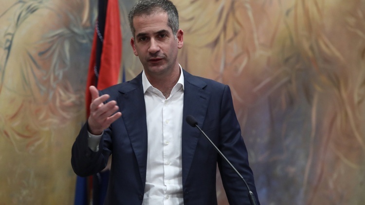 &Mu;&pi;&alpha;&kappa;&omicron;&gamma;&iota;ά&nu;&nu;&eta;&sigmaf;: &laquo;&Gamma;&rho;ά&phi;&tau;&eta;&kappa;&epsilon; &iota;&sigma;&tau;&omicron;&rho;ί&alpha; - &Mu;ό&nu;&omicron; &upsilon;&pi;&epsilon;&rho;ή&phi;&alpha;&nu;&omicron;&iota; &omicron;&iota; &Pi;&alpha;&nu;&alpha;&theta;&eta;&nu;&alpha;ϊ&kappa;&omicron;ί&raquo;