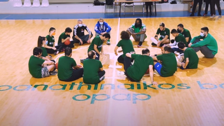 &Mu;&epsilon; &Delta;&iota;&alpha;&mu;&alpha;&nu;&tau;ί&delta;&eta; &kappa;&alpha;&iota; &Pi;&alpha;&pi;&alpha;&pi;έ&tau;&rho;&omicron;&upsilon; &eta; &pi;&rho;ώ&tau;&eta; &pi;&rho;&omicron;&pi;ό&nu;&eta;&sigma;&eta; &tau;&omicron;&upsilon; &laquo;One Team&raquo; (vid)